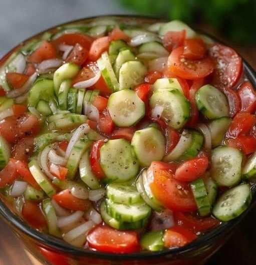 Wie ein einfacher türkischer Tomatensalat meinen Sommer gerettet hat – Ein Rezept voller Sonne, Erinnerung und Frische