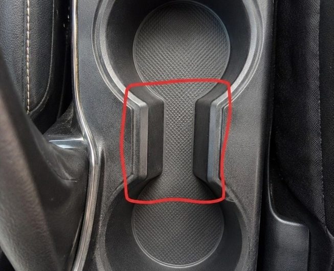 Wozu dient der seltsame Abstand zwischen den Getränkehaltern im Auto?