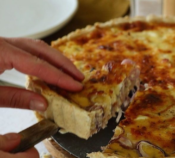 Zwiebelkuchen mit Bergkäse & Birne