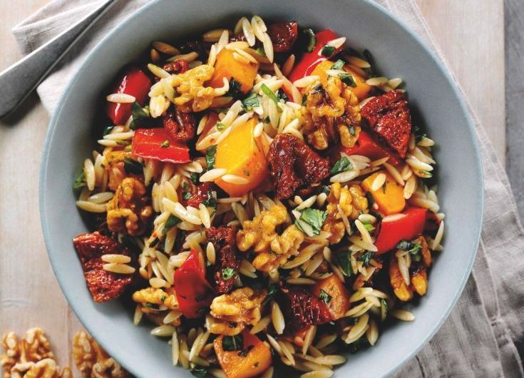 Orzo-Pasta mit Butternut, Kalifornischen Walnüssen und sonnengetrockneten Tomaten