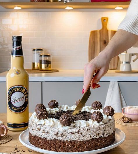 Festliche Knusper-Eierlikörtorte mit Verpoorten Original – Backen ohne Mehl mit Eierlikör