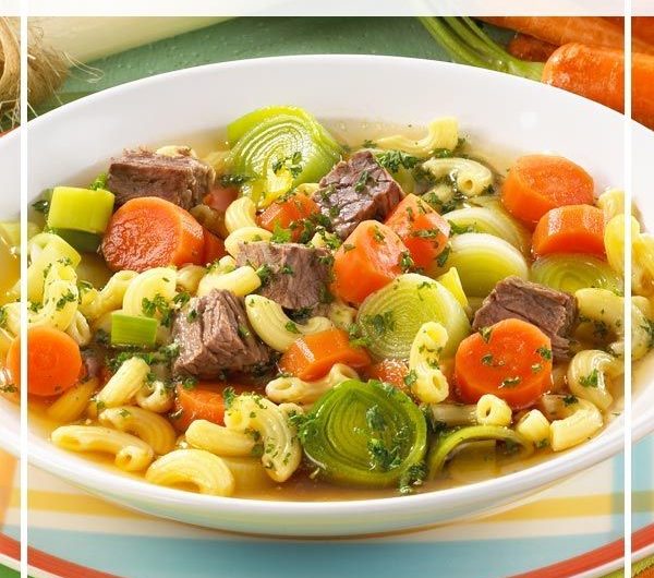 Nudeleintopf mit Rindfleisch, Möhren und Porree