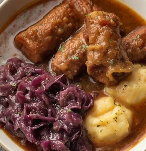 Traditionelle Rinderrouladen mit Rotkohl und Kartoffelknödeln – Ein deutsches Sonntagsessen wie bei Oma