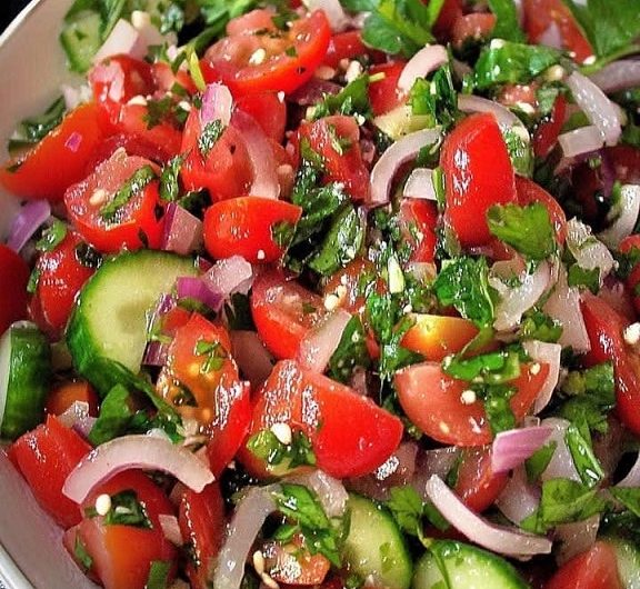 Türkischer Tomatensalat – Frisch, aromatisch und in 15 Minuten auf dem Tisch
