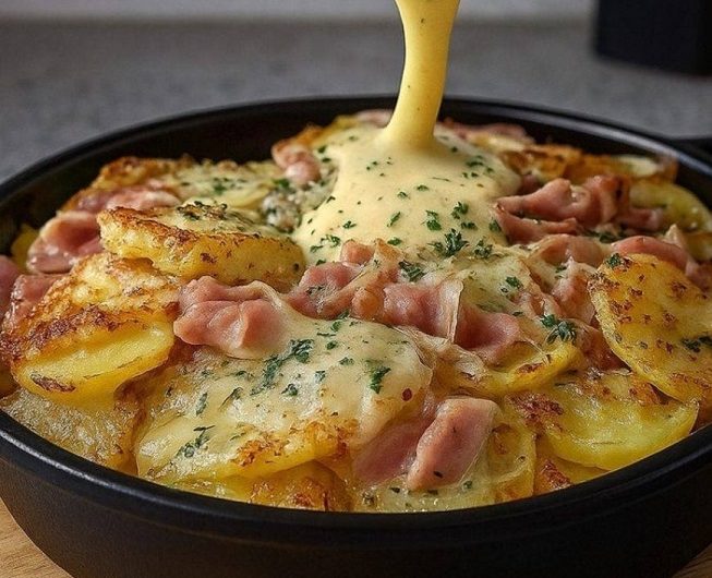 Meine Familie lässt nie etwas auf dem Teller übrig – knusprige Kartoffeln mit Schinken und cremiger Käsesauce