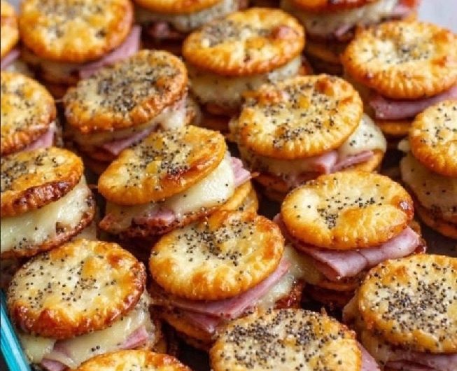 Ritz Cracker Party-Sandwiches mit Schinken und Käse – der schnelle Ofen-Snack