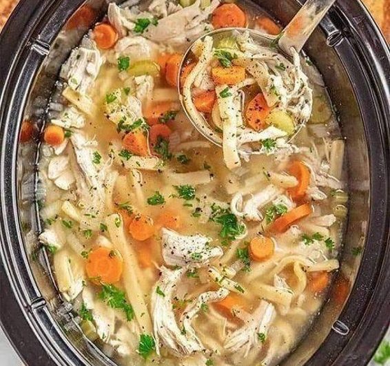 Die Gemüsesuppe, die bei vielen Diätplänen immer wieder auftaucht – einfach, sättigend und perfekt zum Vorbereiten