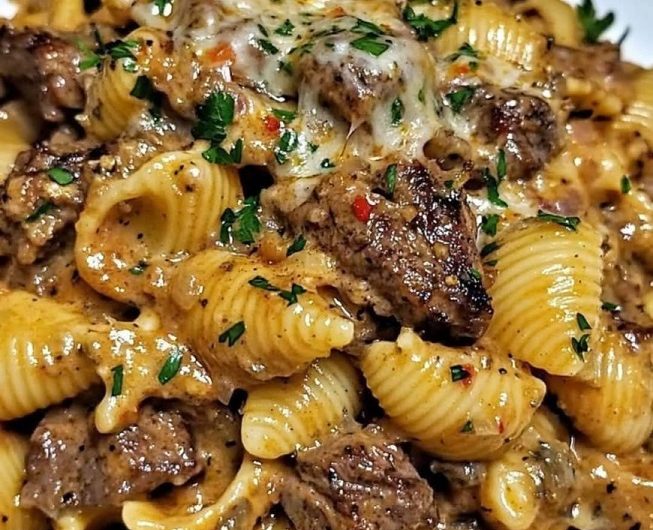 Steak-Häppchen in cremiger Knoblauch-Parmesan-Sauce mit Muschelnudeln – das perfekte 30-Minuten-Abendessen