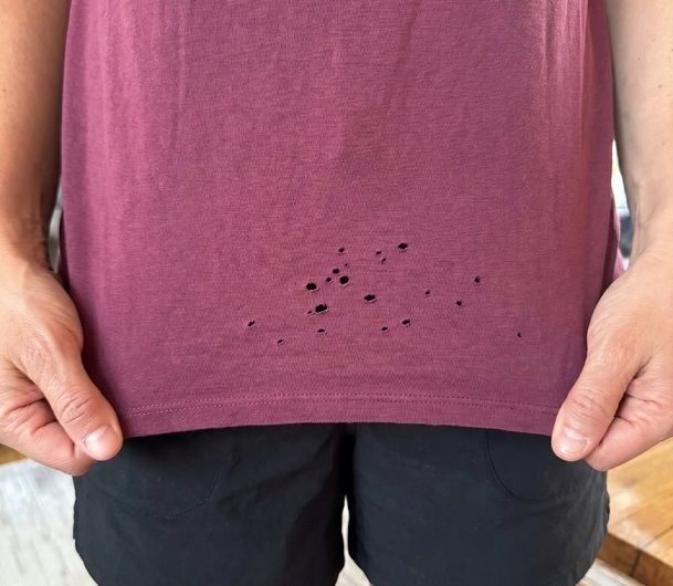 Kleine Löcher im T-Shirt: Warum sie immer an derselben Stelle entstehen