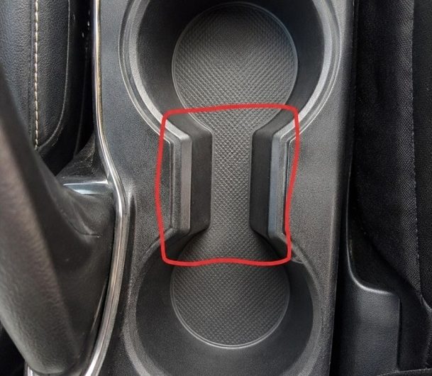 Wozu dient dieser seltsame Spalt zwischen den Getränkehaltern im Auto?