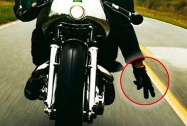 Warum Motorradfahrer dieses seltsame Zeichen machen, wenn sie einander begegnen – die Bedeutung kennen viele Autofahrer nicht!
