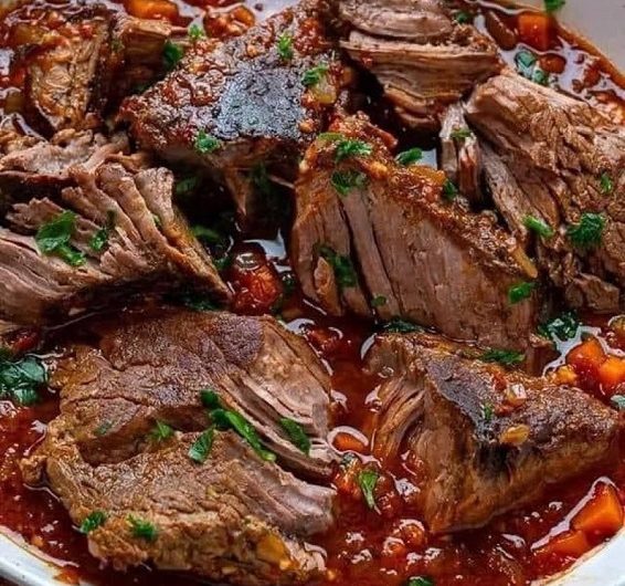 Italienischer Schmorbraten (Stracotto) – so zart, dass das Fleisch fast von selbst zerfällt